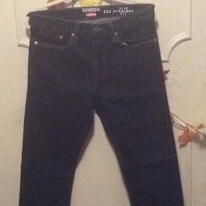 Blue denim men’s Denizen Levi jean.